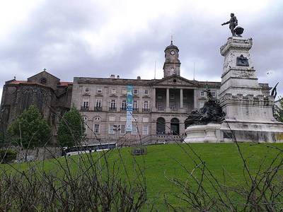 17. Budova Burzy a pomník Jindřicha Mořeplavce