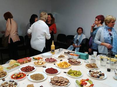 Vy jezdíte na kole a lezete po horách, že. To je krásné.