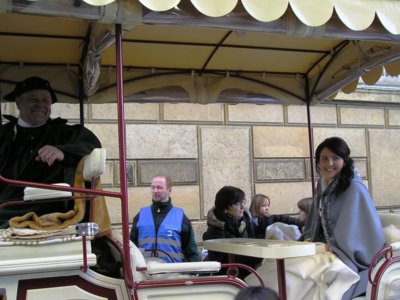 17. Zvolenou štolovou dívku ozdobili parádním plédem.