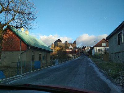 Dominanta hradu od  dolní křižovatky