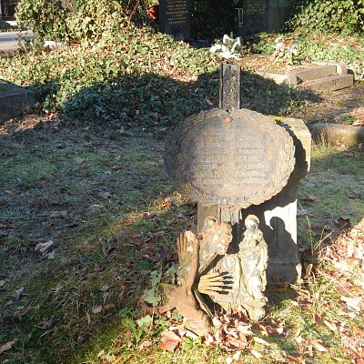 I pod tímto náhrobkem někdo odpočívá