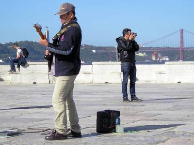 Tři v jednom (snímku). Odpočívající turista, pouliční zpěvák, fotograf.