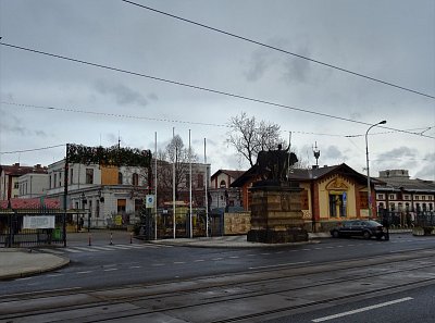 18-trznice-hlavni-vchod.jpg