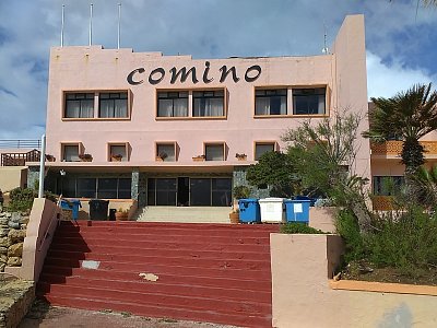 Lodička zakotvila v zálivu před jediným hotelem na ostrově.