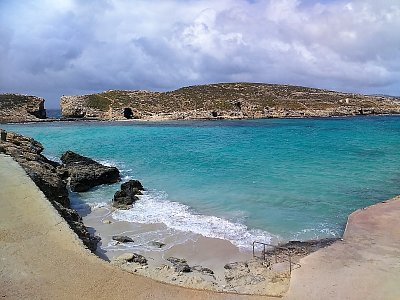 Dnes je na několika malých plážích liduprázdno, v sezóně přeplněno.