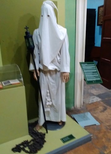 V paláci jsou bývalé kobky, děsivé mučící nástroje.