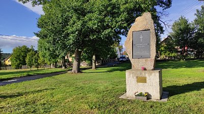 Památník obětem obou světových válek v obci Olšová Vrata