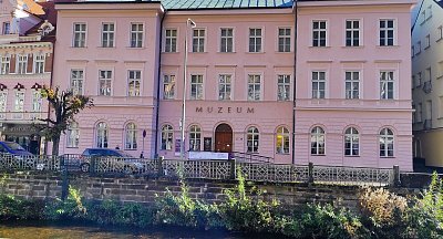 Budova Muzea stojí na pravém břehu Teplé.