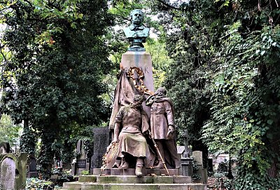 2 Spoluzakladatel Sokola či Umělecké besedy  Josef Barák patřil k radikálním demokratům. Autorem náhrobku je Josef Strachovský