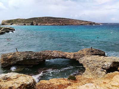 Břehy Comina okolo Modré laguny zdobí také různé skalní útvary.