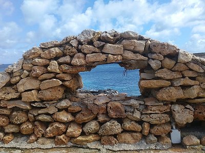Tato nově navršená zídka je v blízkosti hotelu Comino.
