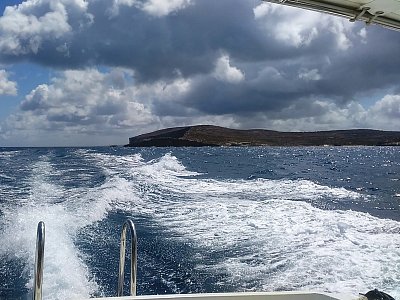 Fakt je to fofr. Aspoň stihneme dřívější autobus do Dwejry k Azurovému oknu.