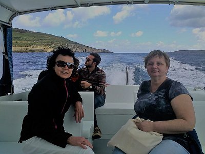 Vzdalujeme se od skalnatého pobřeží a náš kapitán uhání, jako by nás ukradl.