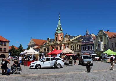17. Náměstí Míru s radnicí a kapucínským kostelem