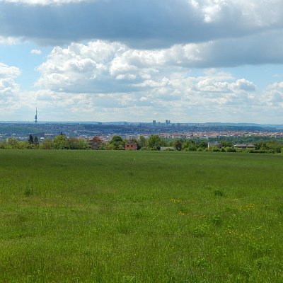 Kousek za sídlištěm s pohledem na Prahu