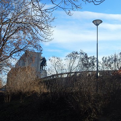 Cesta od památníku