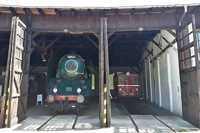 20-historicke-lokomotivy-v-depu.jpg