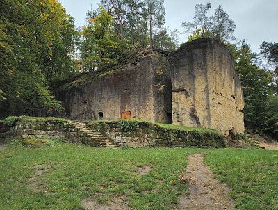 Helfenburk je skalní hrad