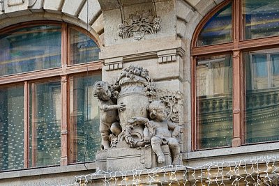 20  Bývalá Pražská úvěrní banka.