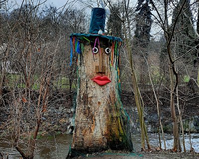 Vari od našeho prahu, vari pryč, ty lstivý vrahu..!