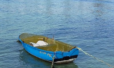 Na břehu moře v písku stopy