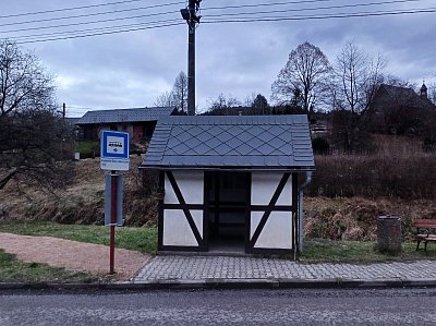 Už jsem dorazila na zastávku.