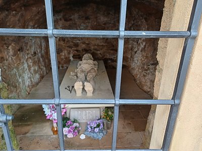 Překvapení na kopci u kapličky v lese.