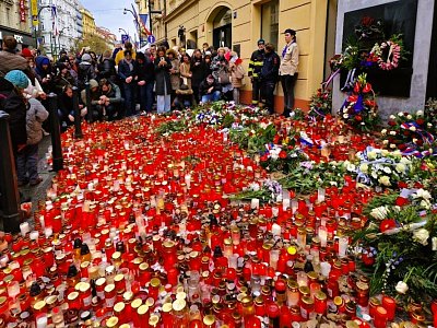 U památníku událostí z listopadu 1989