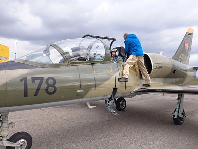 Pan Veselý mě důkladně připoutal...