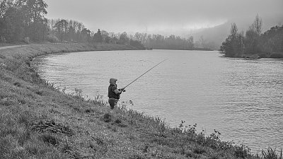 Rybář u mlžné řeky *
