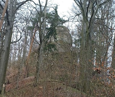 První pohled na část hradu.