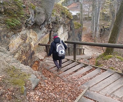 Odtud dolů Jana Dorinku  poponesla, (21 kg) aby se nezranila....zlatá panička.