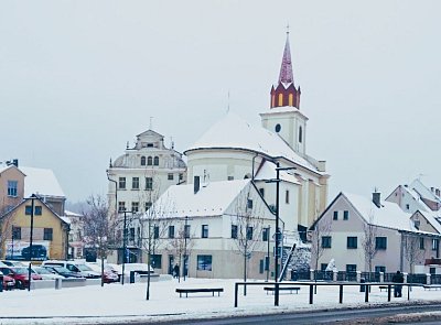 Novopacké náměstí s farním kostelem svatého Mikuláše *