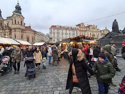 Sama uprostřed ruchu...