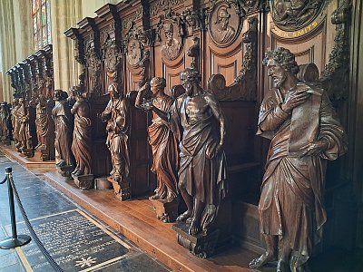 Řada světců v katedrále v Antwerpách...