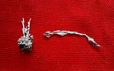 Taky jste na Štědrý večer lili olovo? My ano. Od té doby hloubám, co tahle věštba znamená... :-) Potkám jelena se zlatými parohy a hada se smaragdovýma očima? (NESOUTĚŽNÍ)