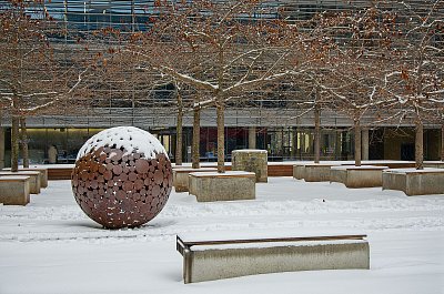 Ozdobná koule v zasněženém parku *