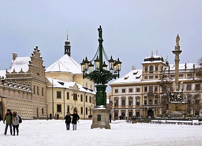 Zima ozdobila Hradčanské náměstí s kandelábrem