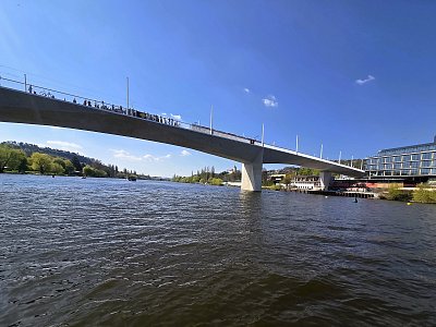 Dvorecký most z lodi