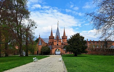 Jarní dopoledne před zámkem