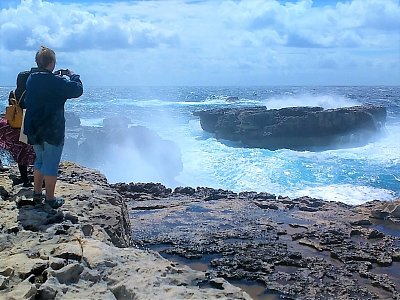 Tady vykukuje z moře obrovský útvar, zvaný Houbová skála (Fungus Rock).