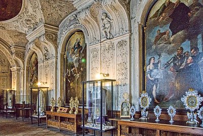 21 Refektář je bohatě vyzdobený.