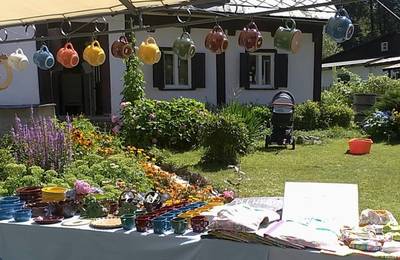 Přitažlivý prodejní stánek přímo na otevřené zahrádce u domu.