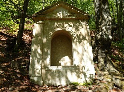 Jedna z několika výklenkových kaplí