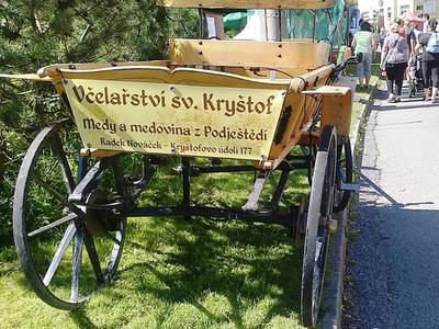 Nepřehlédnutelná nápaditá reklama.