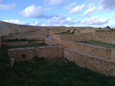Mnoho zídek rozděluje prostor okolo Katedrály.