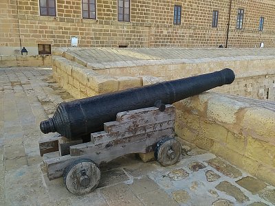 Ostrov byl k obraně před uchvatiteli dobře vybaven. Malá ukázka.