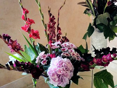 Mečíky doplněné hortenzií...