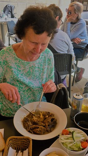 Venkovní restaurace vedle katedrály. Nabídka lákavá, příjemné prostředí.