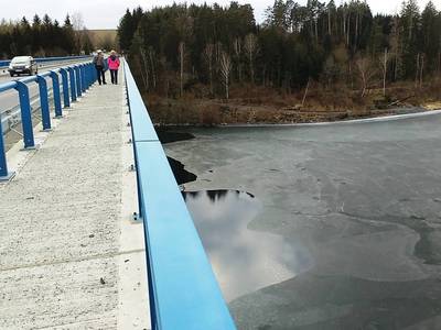 Most je dlouhý 302 metrů.